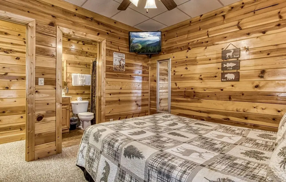 The Wildlife Lodge - Great Location! Close To Tanger Outlets! 5 Bedroom Cabin by RedAwning