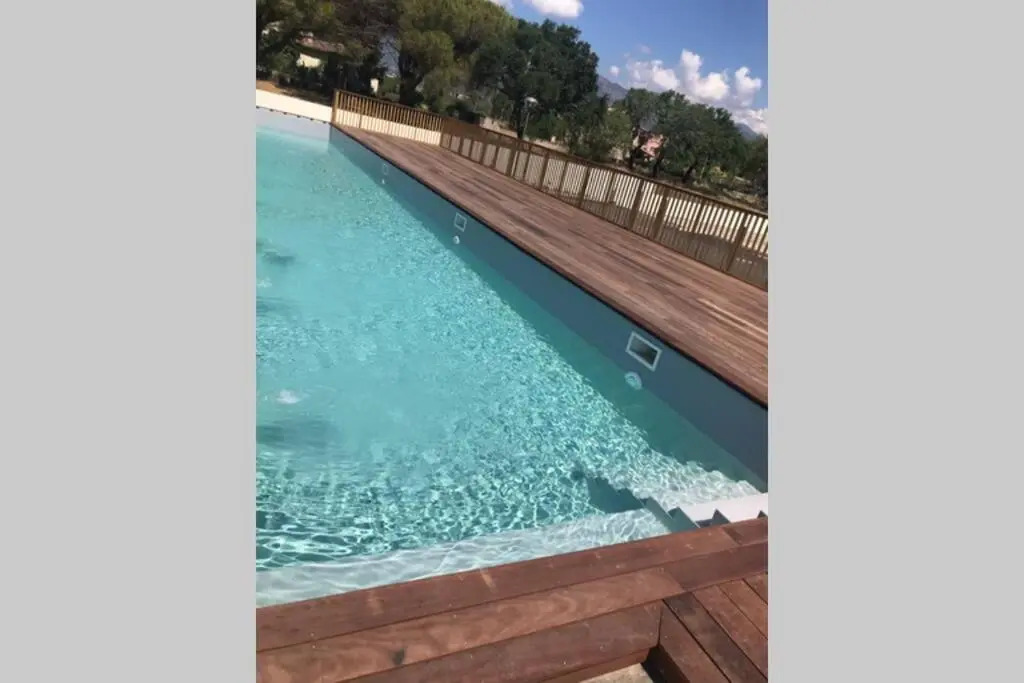 Solaneos propose magnifique T4 neuf sur le port avec Piscine