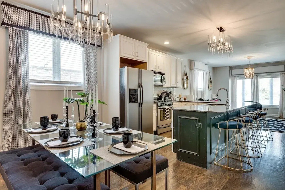 3 BR 3 BTH - UIC, Med Dist & Down Town + Garage by AllSet Turnover