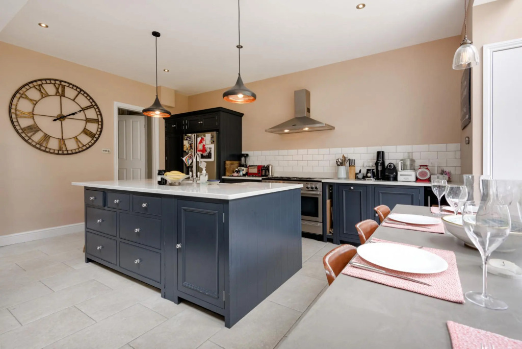 Spectacular Shepherds Bush Home Close to Westfield