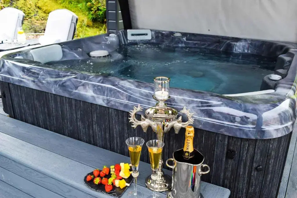 Little Fox Lodge Hideaway Glencoe - 5 Star with Hot Tub overlooking Loch Linnhe