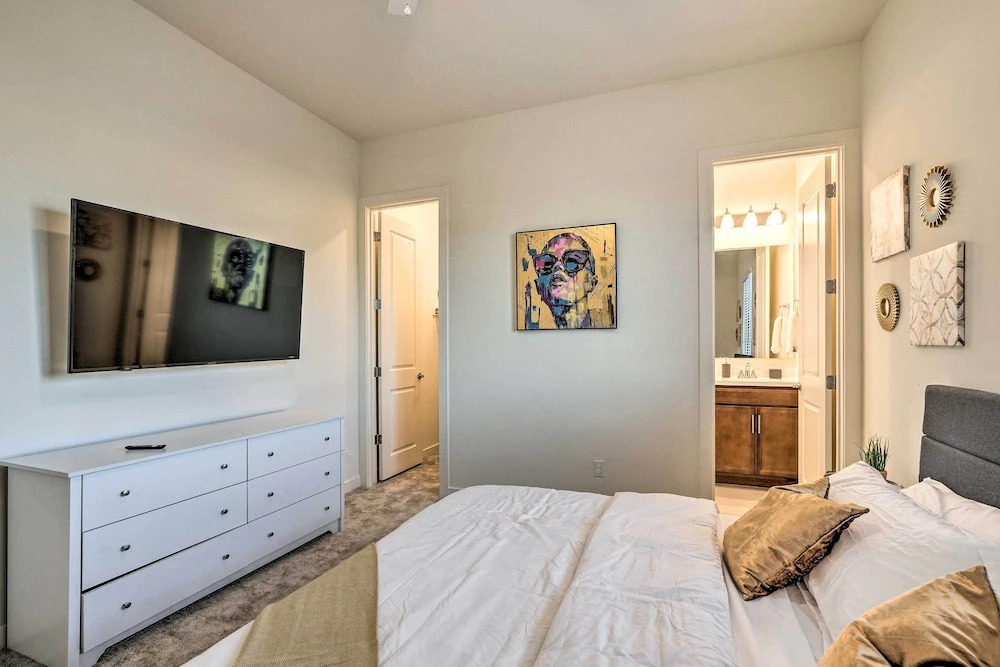 Modern Glendale Getaway ~ 3 Mi To Stadium!