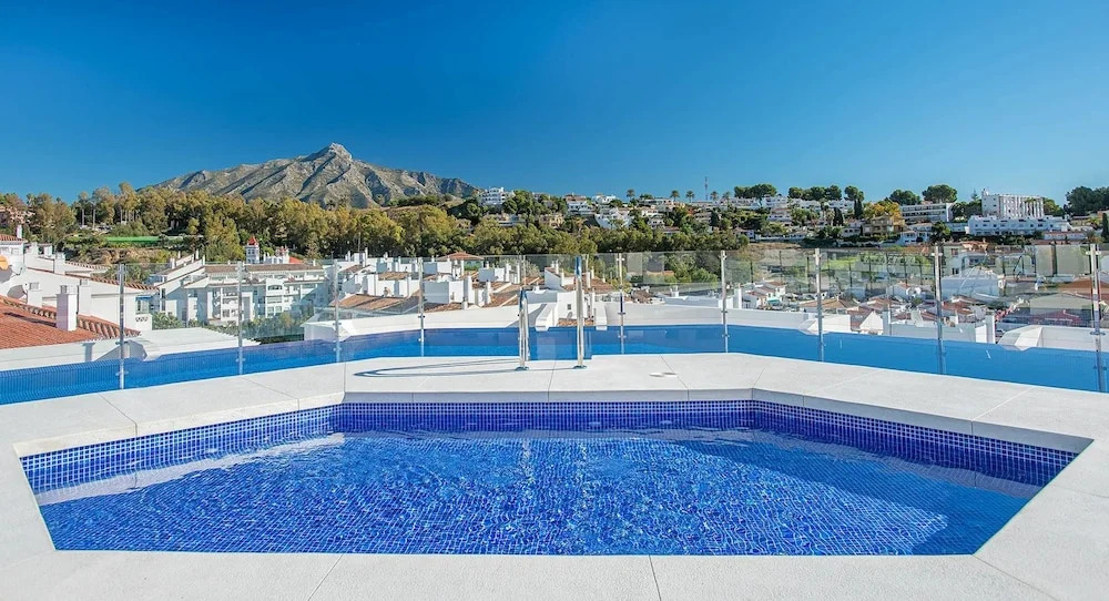 ALB-Luxury 3 bedroom apt Nueva Andalucia