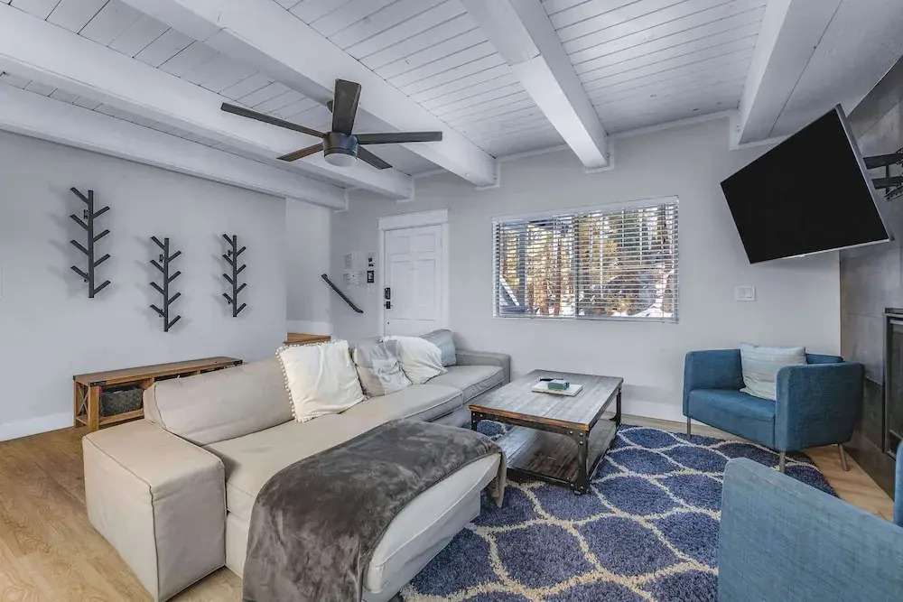 Zephyr Chalet Home for 8