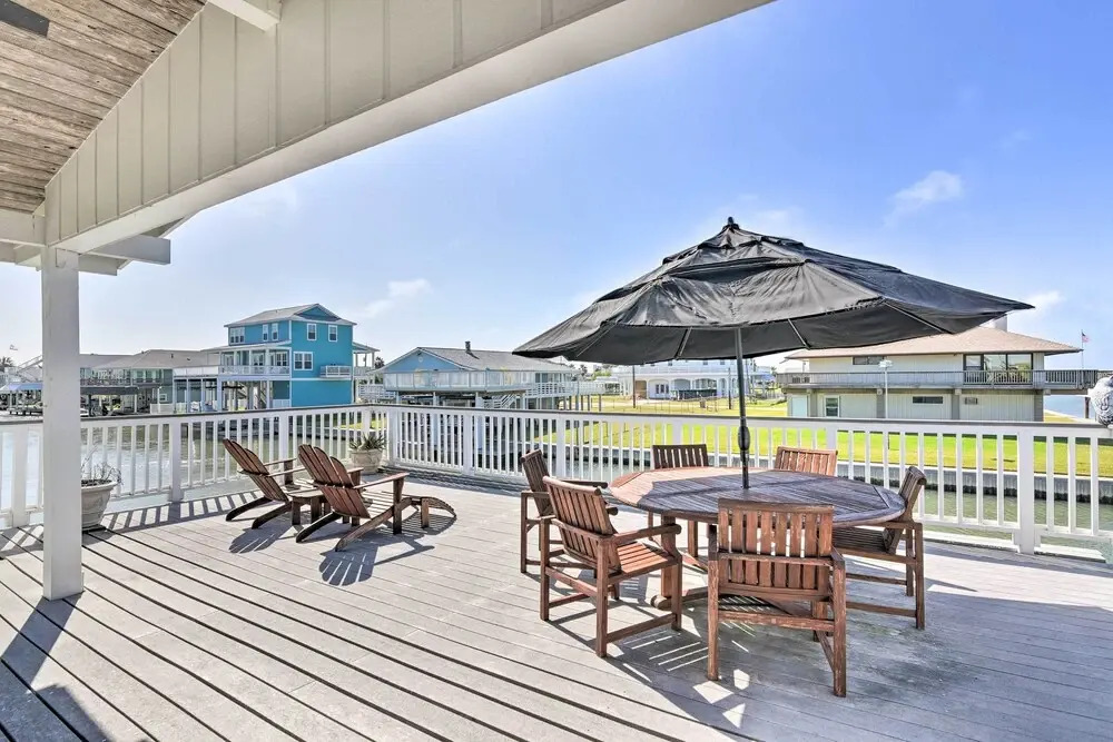 Waterfront Deck: Charming Galveston Home!