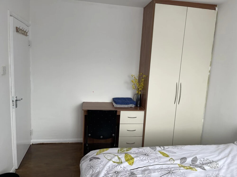 Immaculate 4-bed House Near Heathrow Airport