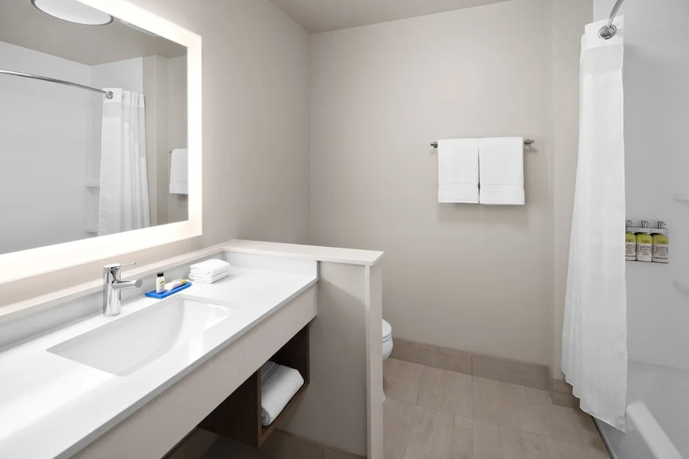Holiday Inn Express & Suites - Elkhorn - Lake Geneva Area by IHG