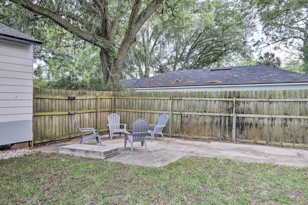Jacksonville Retreat w/ Pool & Yard - 3 Mi to Zoo!