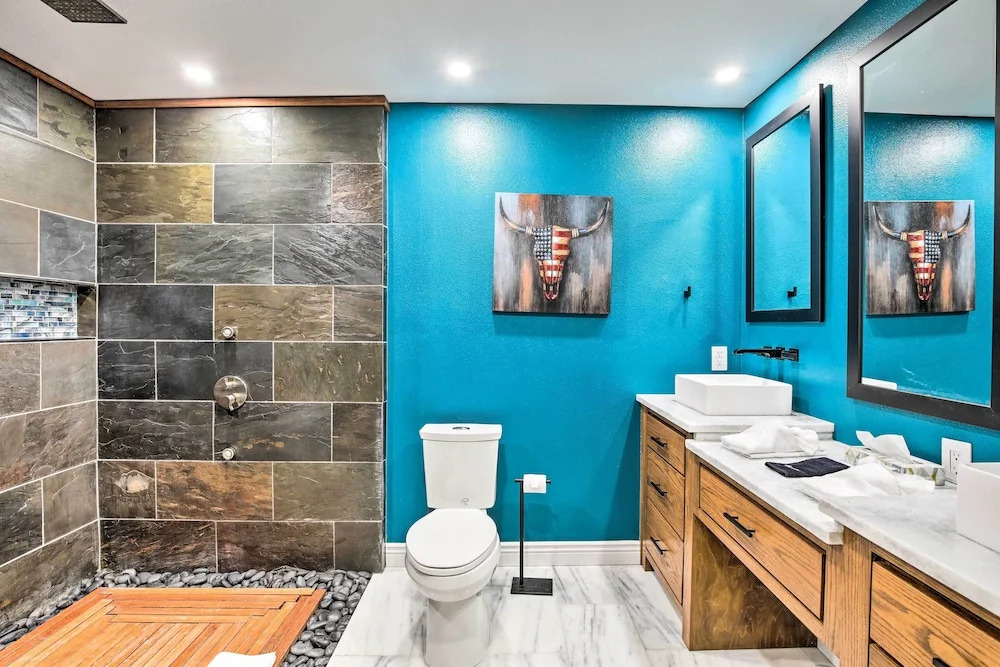 Movie Room & Private Pool: Richardson Retreat