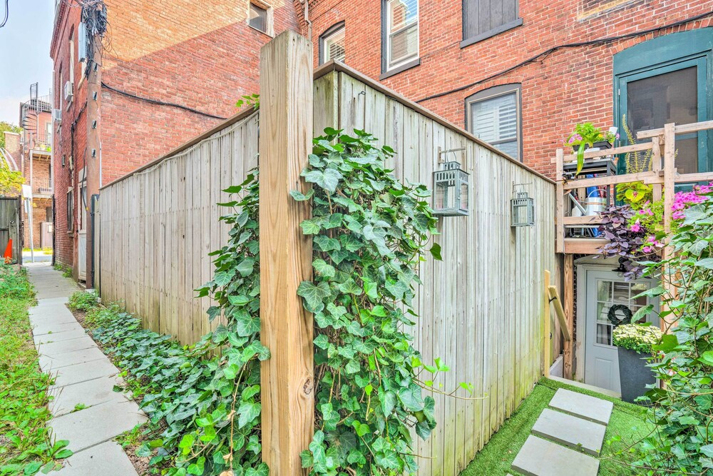 2 Mi to Dtwn: Boston Townhome Near Beaches!