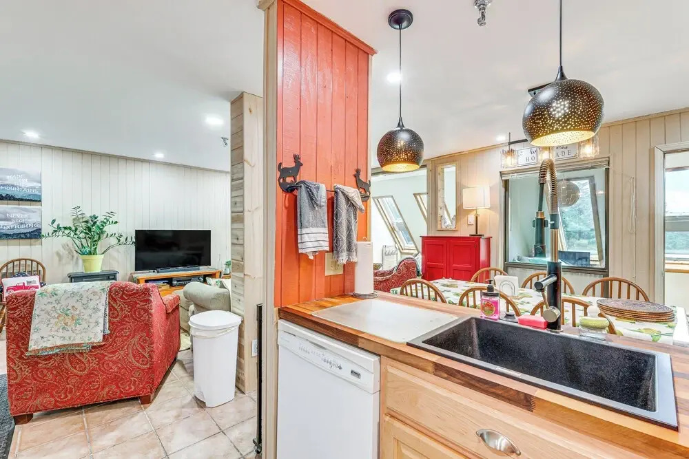 Walk to Slopes: Snowshoe Condo w/ Sunroom