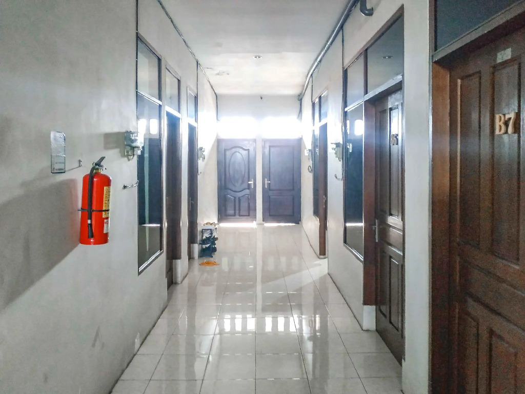 RedDoorz near Taman Flora Surabaya
