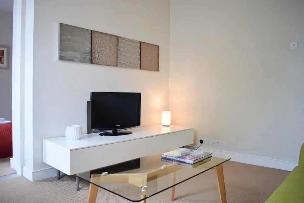 2 Bedroom Flat Near Tower Hill