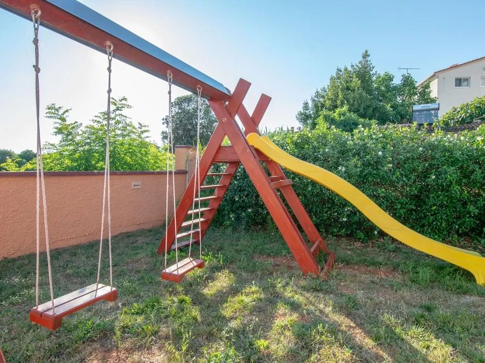 Nice Bungalow With Shared Swimming Pool and Enclosed Garden With Bbq, Pula 5 km Away
