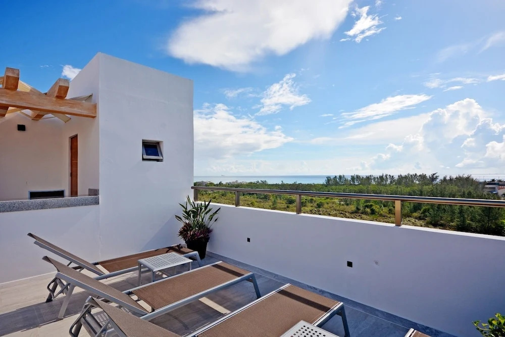 MAYAN MONK Suites