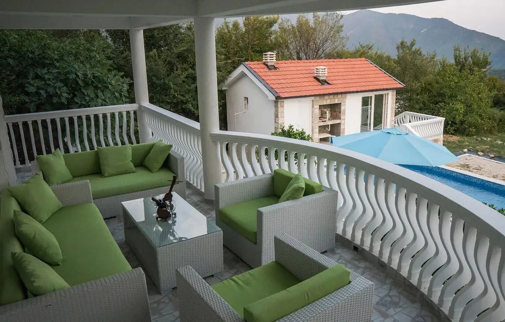 Nice home in Herceg Novi w/ Outdoor swimming pool, Sauna and 4 Bedrooms