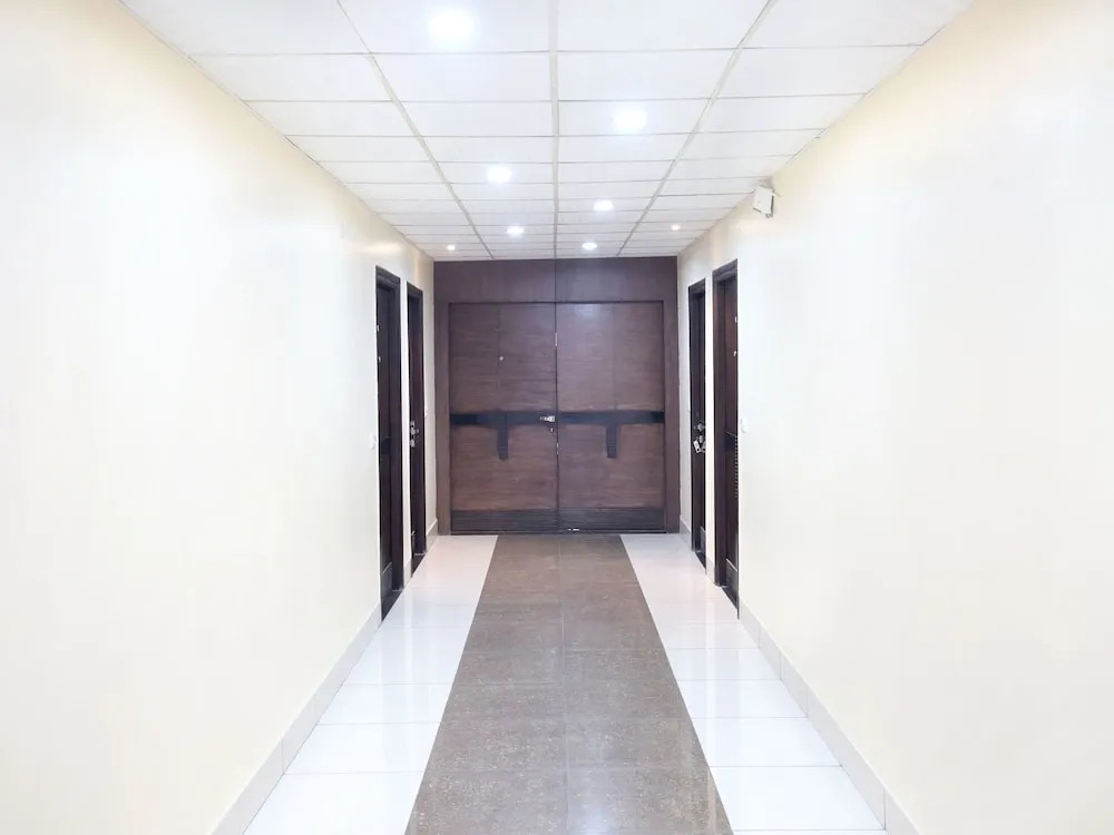 OYO 16827 Hotel Grand M Lajjo