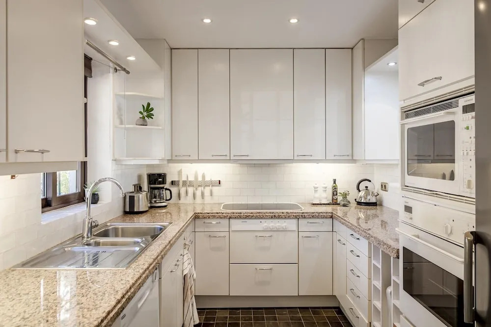 LCM - Modern 3 bedroom apt with stunning views