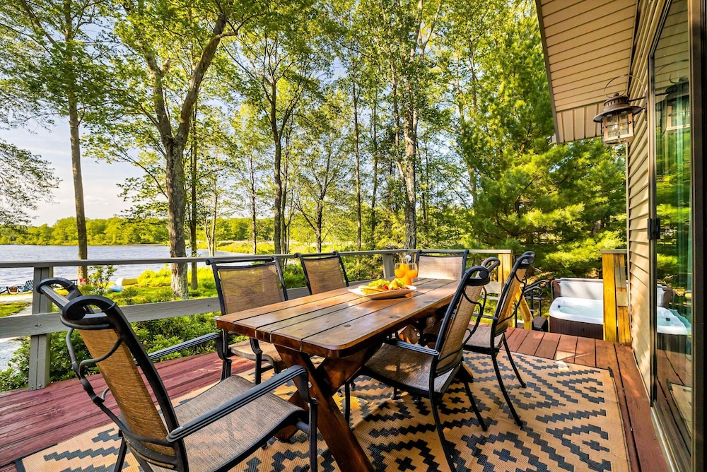 Lakefront Poconos Retreat w Hot Tub Dog Friendly
