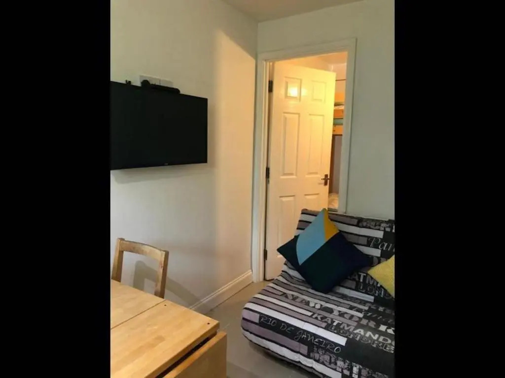 Small Modern Comfortable 2 Bedroom Apartment - Cmyr
