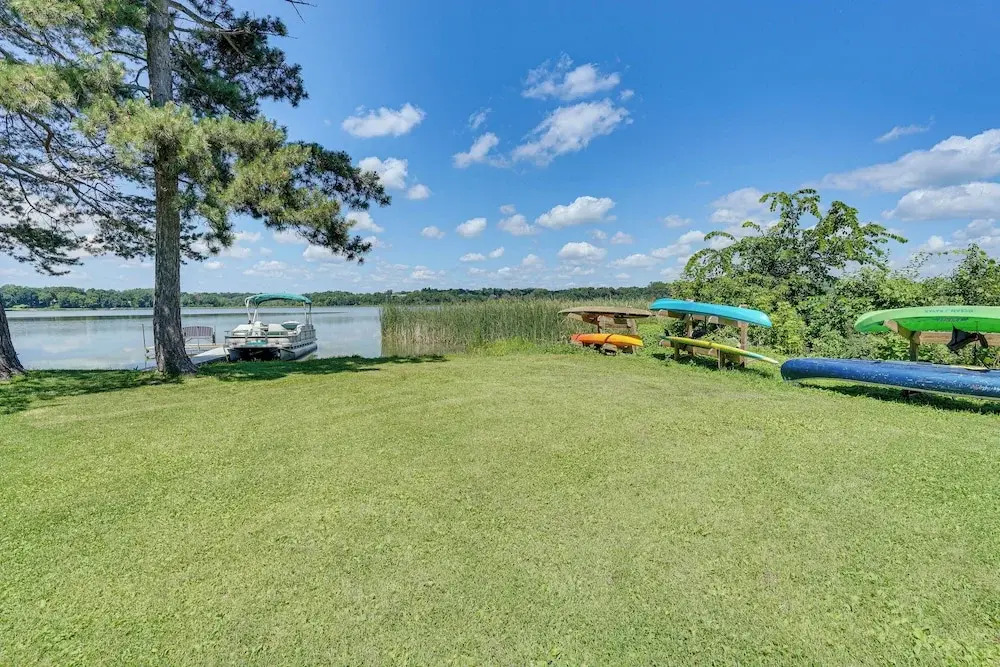 Lakefront Mound Getaway: Near Snowmobiling Trails!