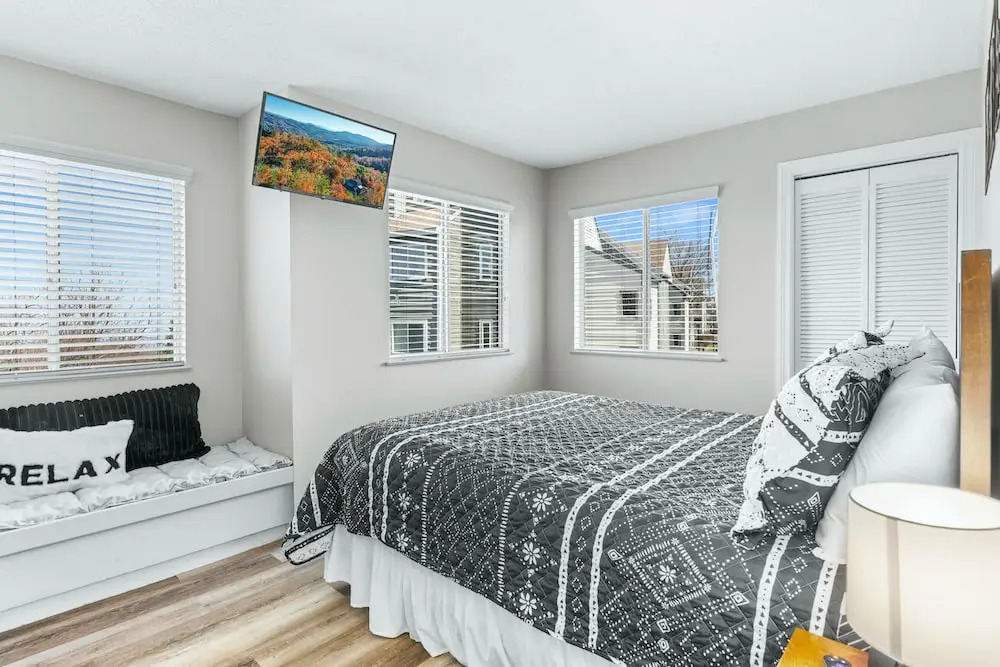The Loft Picturesque Condo for 6 w/ Epic Views!