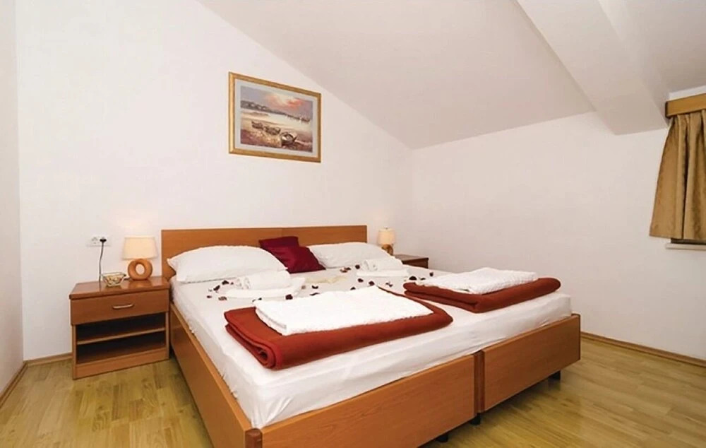 Pavo - Comfortable With Parking Space - A6