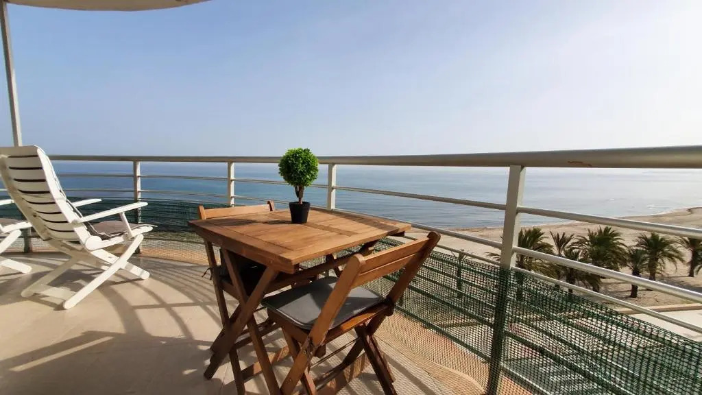 Ático en 1ª línea con impresionantes vistas al mar