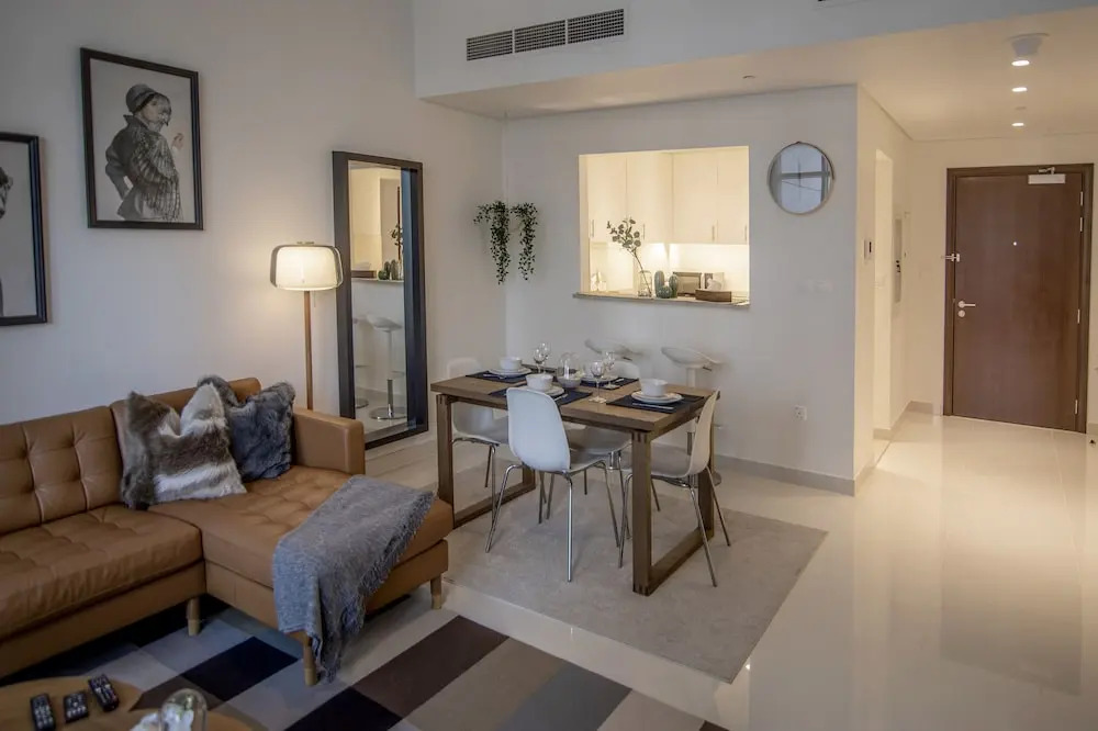 Elegant Apt With Balcony Minutes from Burj Khalifa
