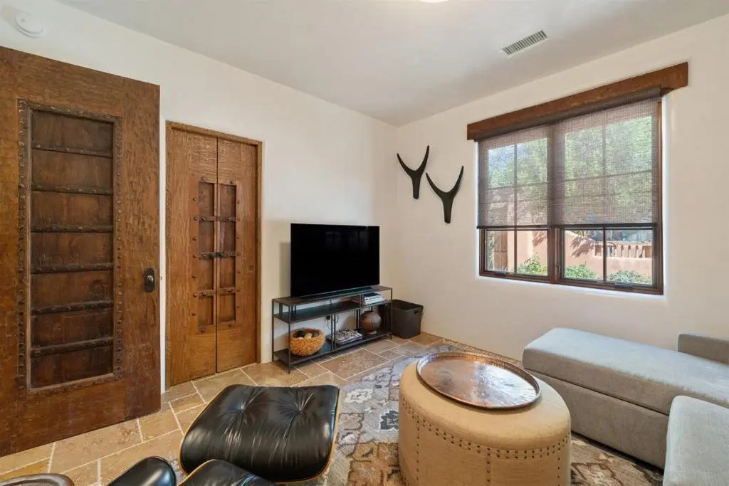 Alameda Escondido - Historic East Side Luxury, Walk Everywhere