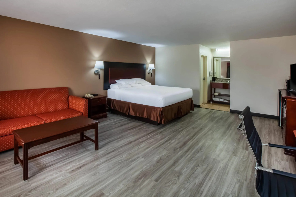 Days Inn & Suites by Wyndham Tyler