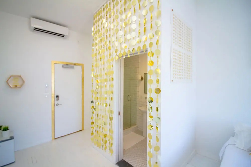 The High Tide Studio #4 Studio Bedroom Hotel Room by Redawning