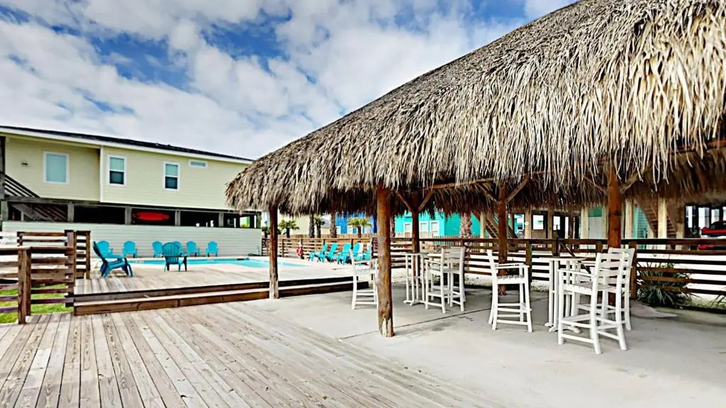 OV23 House on Stilts with Beachy Decor, Located near Beach, Balcony, Shared Pool