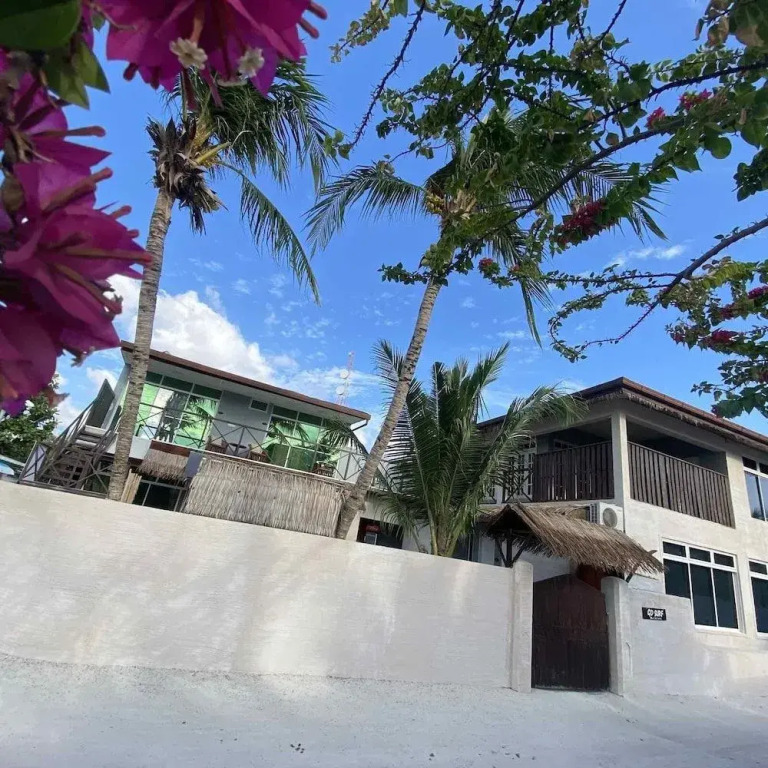 TWIN PALMS Surfhouse
