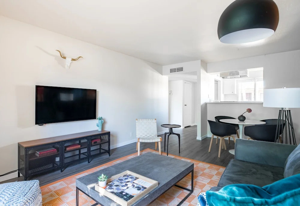 Stylish 1BR Apt Old Town by WanderJaunt