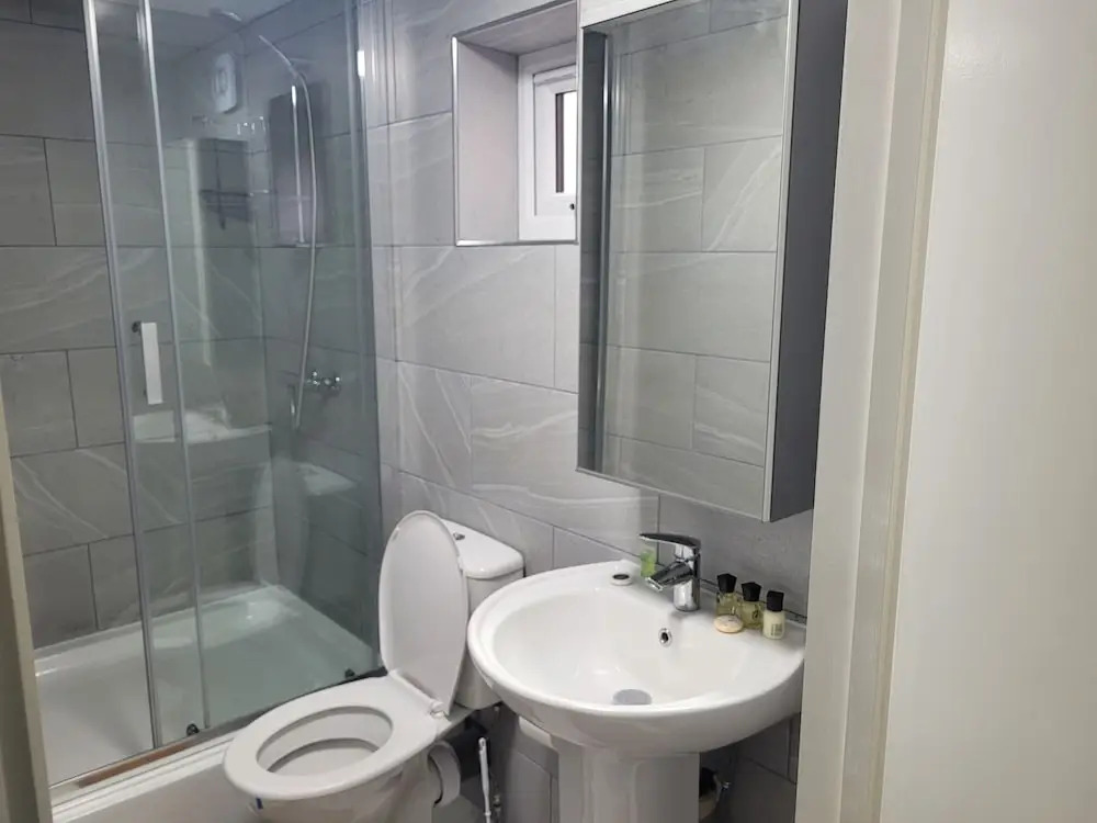 Lovely 2-bed Fully Refurbished House in London