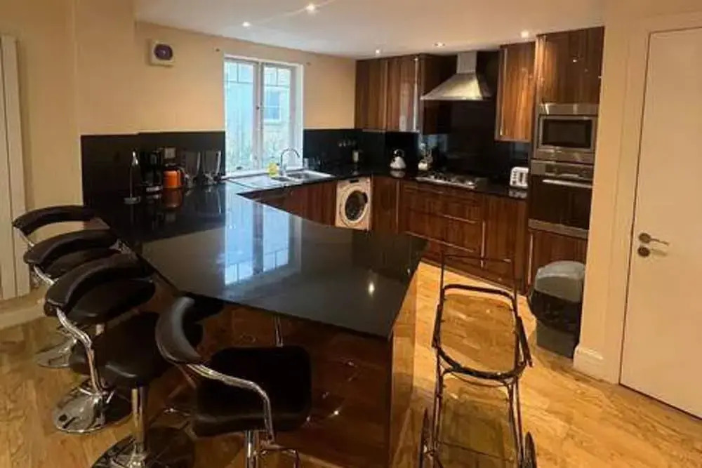 3-bed Central Apartment - Sleeps 8 & Free Parking
