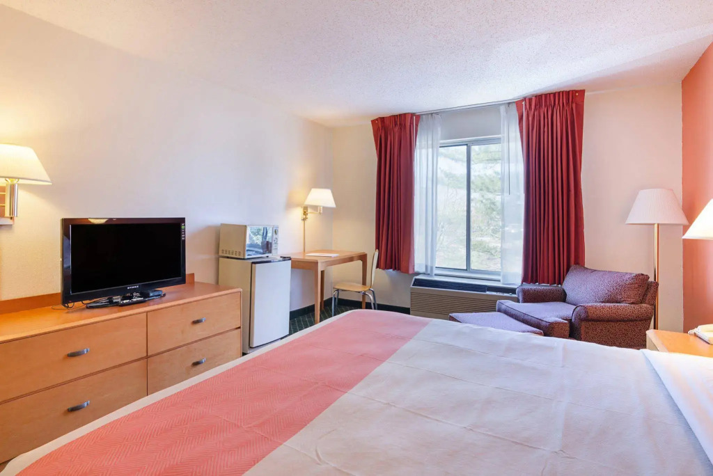 Econo Lodge Inn and Suites