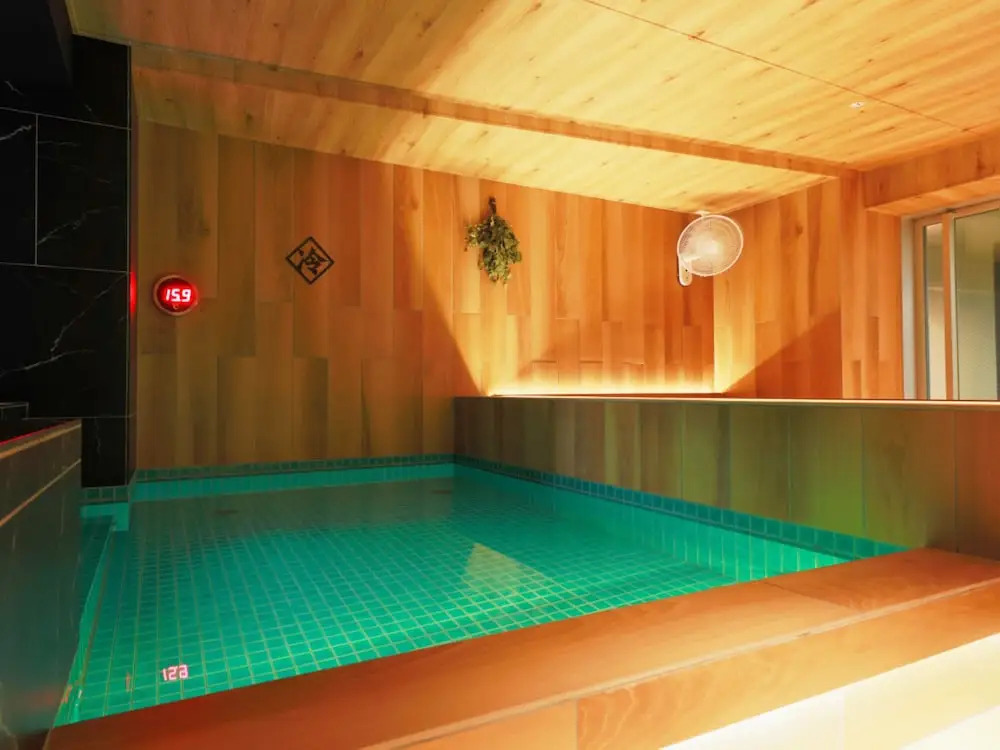 Rembrandt Cabin & Spa Shimbashi - Caters to Men