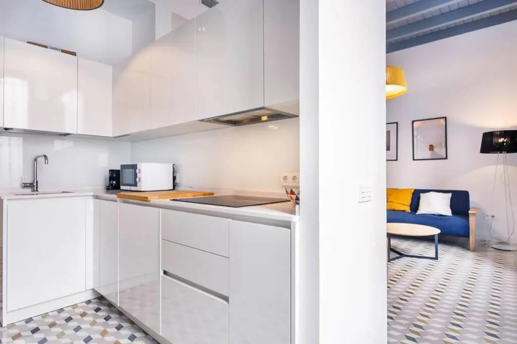 Pop Art, 2BD ground Central Apartment