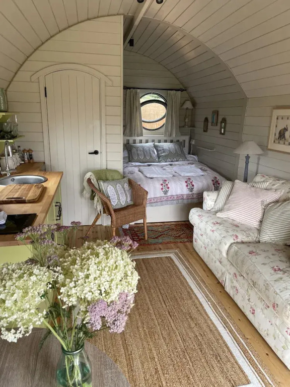 Beautiful Pet-friendly Cabin in Banbury, No Deposit