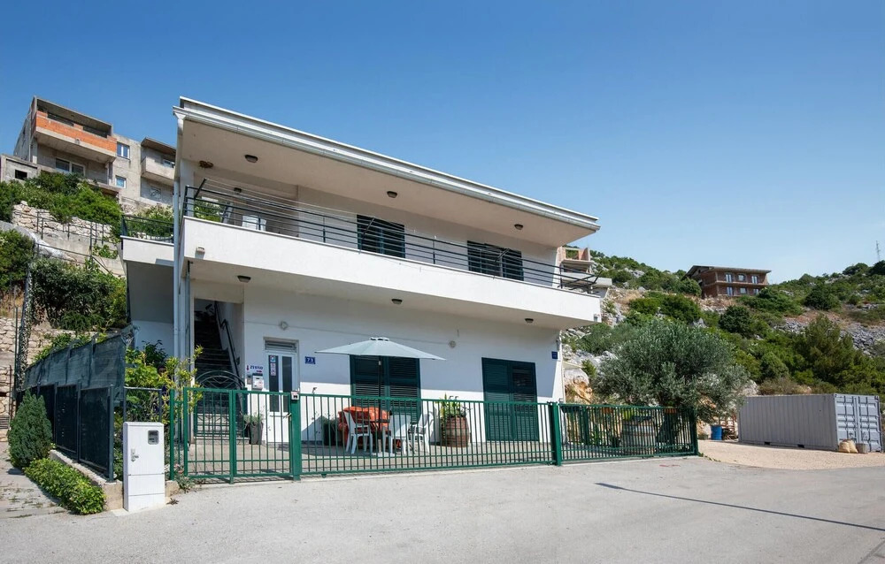 Nice Apartment in Ploce With Wifi and 5 Bedrooms
