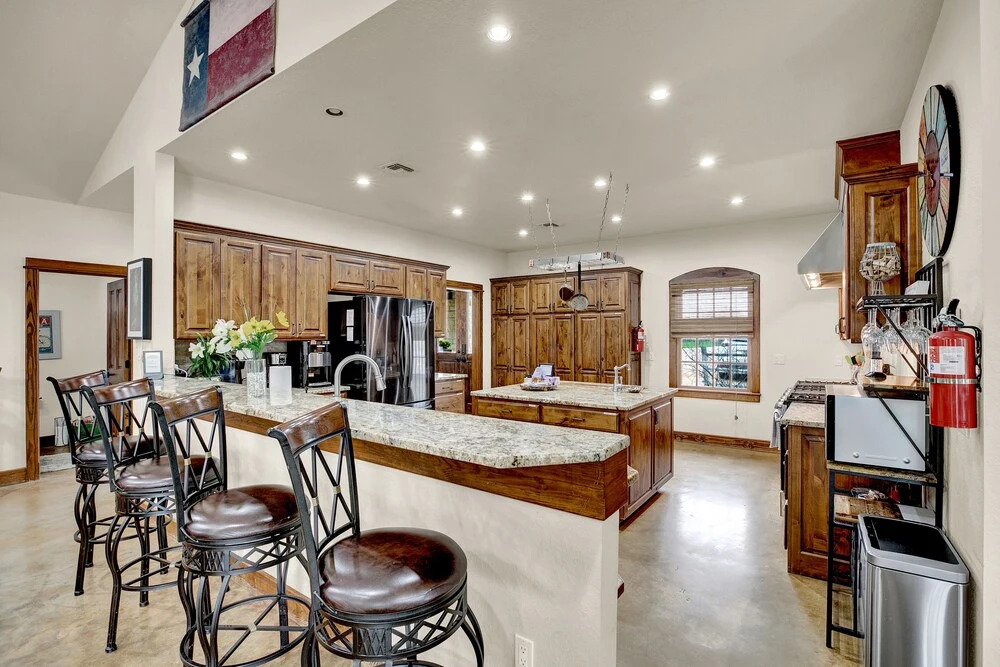 New Hill Country Dream House With Pool Table and Firepit and Gameshed