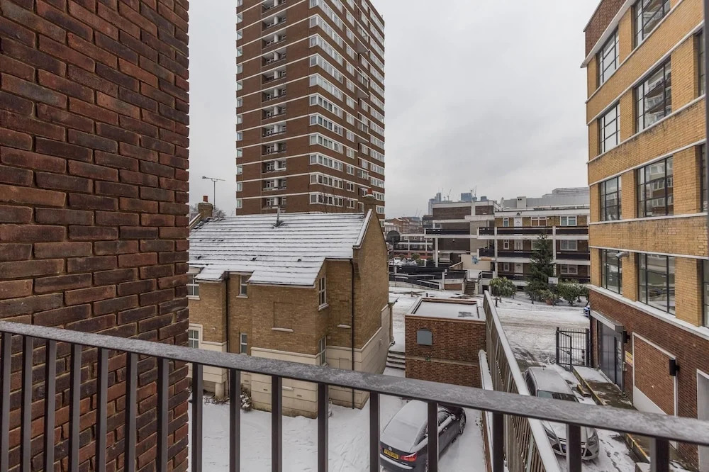 Super Central 2 Bedroom Flat With Balcony Zone 1!