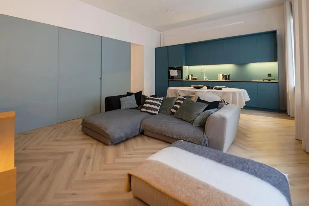 3 BD Old Town Apartment by Hostlovers