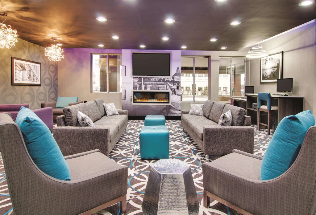 La Quinta Inn & Suites by Wyndham Cleveland Airport West