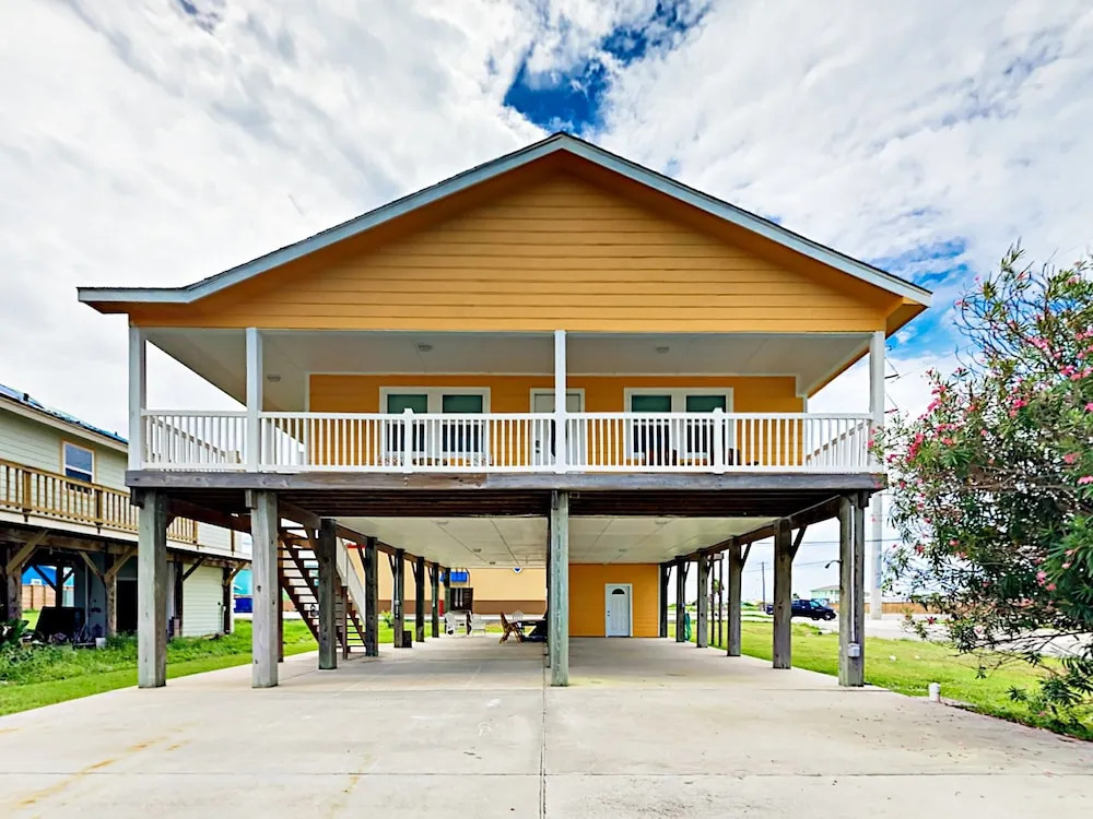 Royal Palm Home 3 Bedrooms 2 Bathrooms Home