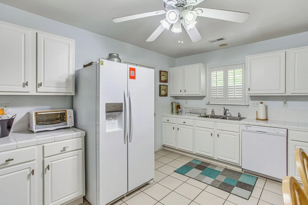 Beachy Oak Island Family Home - 1 Mi to Ocean!