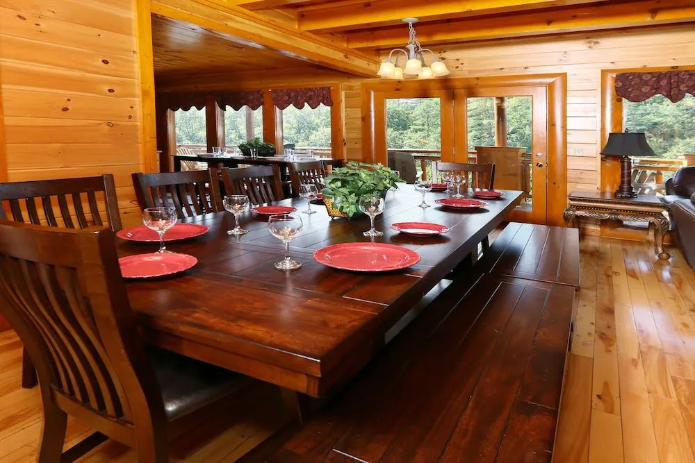 Family Valley 6 Br cabin by RedAwning