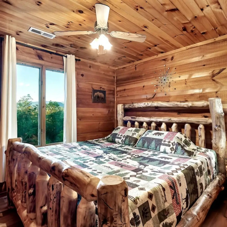 Views I Firepit I Pool Table I Hot Tub I Sleeps 4